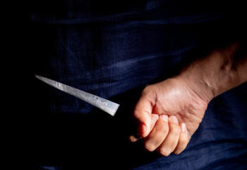 Белгісіз ер адам төрт баланың қолын байлап, азаптаған видеосы тарады