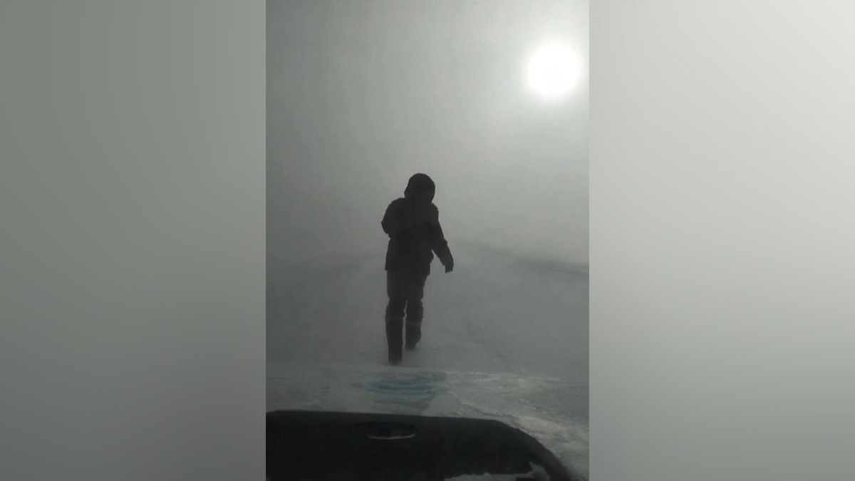 Полицейские показали, как пешком показывают дорогу спасателям сквозь буран
