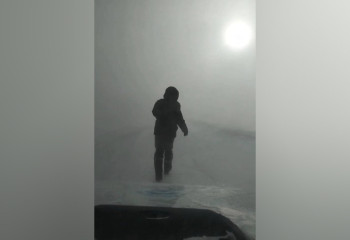 Полицейские показали, как пешком показывают дорогу спасателям сквозь буран