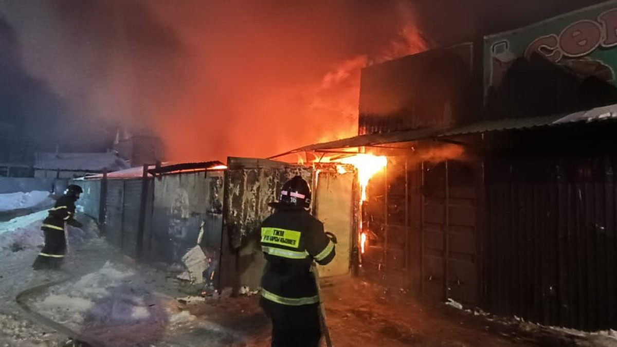 Пожар вспыхнул на складах в Астане