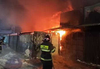 Пожар вспыхнул на складах в Астане