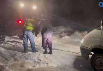 Дорожники вытащили из снега 39 застрявших авто в области Жетысу