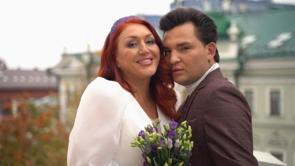 54-летняя певица вышла замуж за 23-летнего пасынка и решилась на ЭКО