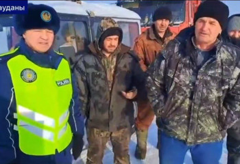 Жолда қалып қойған тұрғындарды үйінде қонақ еткен полицей алғысқа бөленді