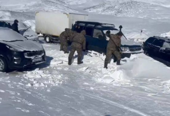 Әскерилер жүзден астам адамды қар құрсауынан құтқарды