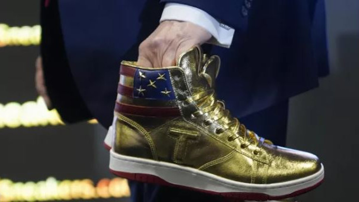 Запущенную Трампом лимитированную линейку золотых кроссовок раскупили