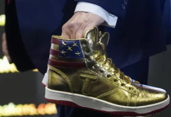 Запущенную Трампом лимитированную линейку золотых кроссовок раскупили