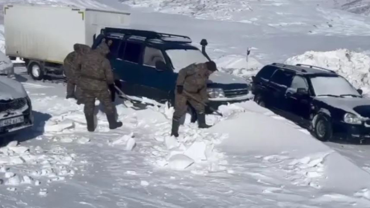 В области Абай военные эвакуировали из снежного плена 120 человек