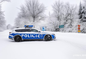 Мужчина выехал на трассу и застрял в снегу