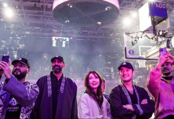 Айя Шалкар и Аскар Ильясов попали на камеру в Москве на баскетбольном матче