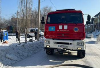 В Семее загорелся торговый дом