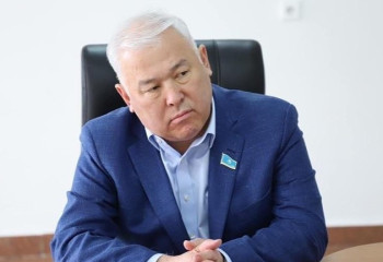 «Кімнің мүддесін қорғайды?». Депутат зейнетақы қорындағы қаржыға акция сатып алуға қарсы шықты