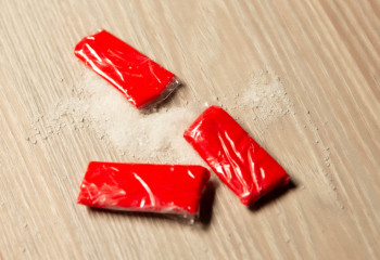 Нашақорлар саны ресми мәліметтен 10 есе көп - Бақытжан Әмірханов