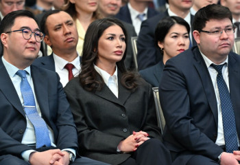 «Жалақы мен сыйақыны көп беруге болмайды». Тоқаев мемқызметкерлердің айлығы туралы айтты