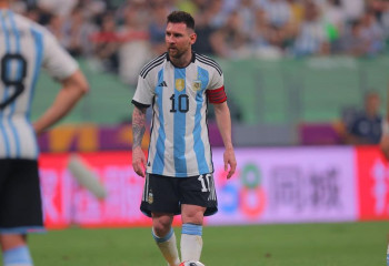 Аргентина президенті Марадона мен Месси арасында үздігін таңдады