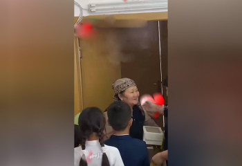 «Жылап отырмын». Еден жуушыны туған күнімен құттықтаған оқушылардың әрекеті көпшілікті елжіретті