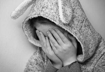 СҚО-да жасөспірім қызды анасының бөтелкелестері зорлаған