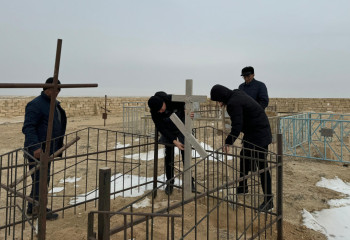 Осквернение памяти: вандалы-металлоломщики губят кладбище в Мангистауской области