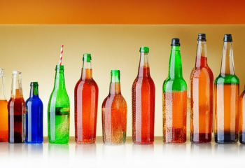 Ақтауда балалар қоқысқа тасталған белгісіз сусындарды ішіп жүр