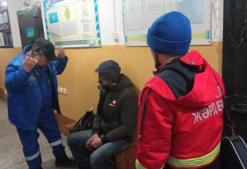 Мужчина жил в мороз в доме без отопления и получил обморожение в Семее