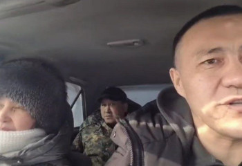 Өскемендік ұстаз аязды күндері тұрғындарды тегін тасып жүр