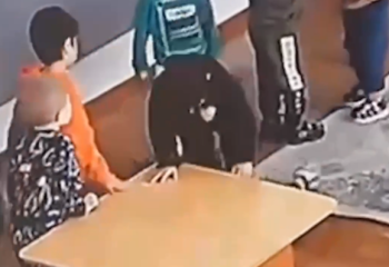 Алматыдағы балабақшада баланы аяусыз ұрған видео тарады