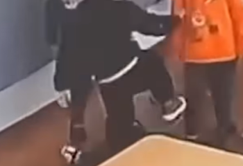 Дети били и пинали своего одногруппника в яслях Алматы, малыш попал в больницу