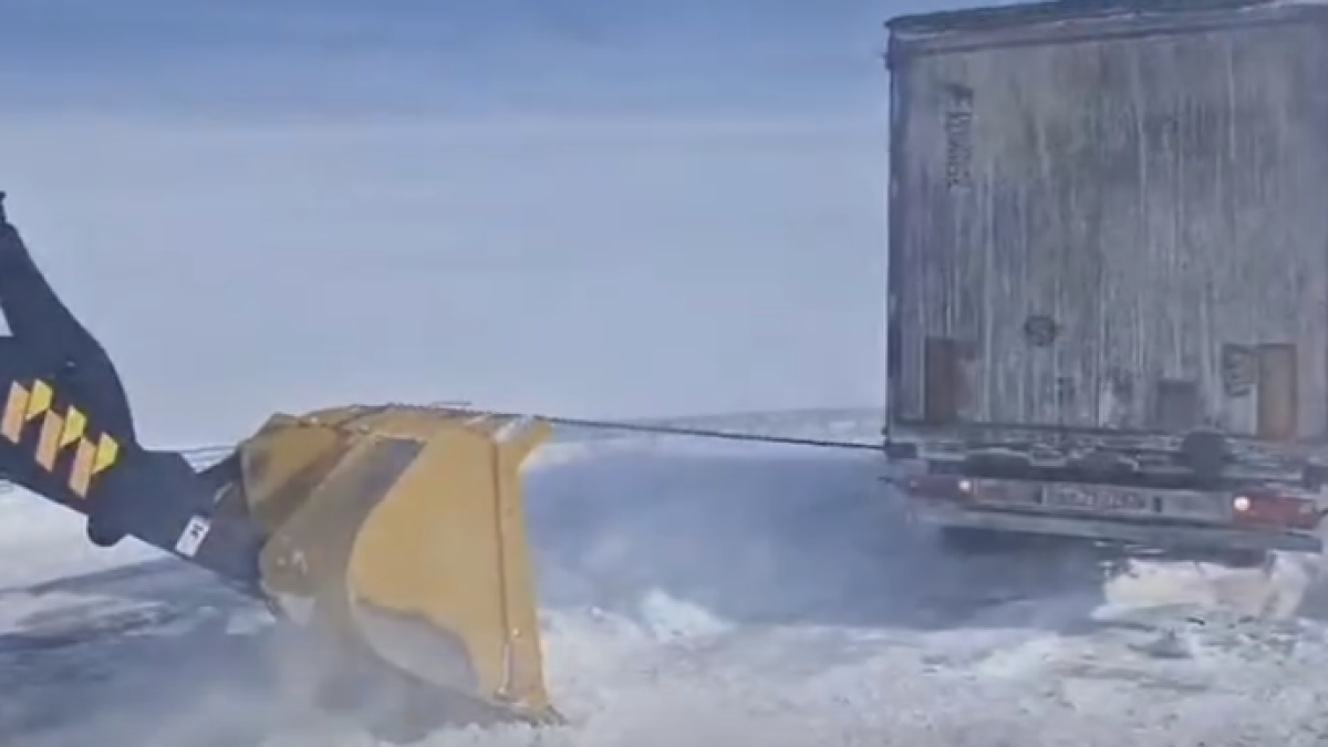 Спасение на дороге: дорожники области Жетысу вызволили из снежного плена 13 авто с 30 пассажирами