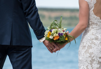 Қытайда күйеу жігіт қалыңдығының көзіне шөп салған видеосын тойда көрсетті