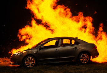 Житель Сатпаева пострадал от возгорания авто из-за короткого замыкания