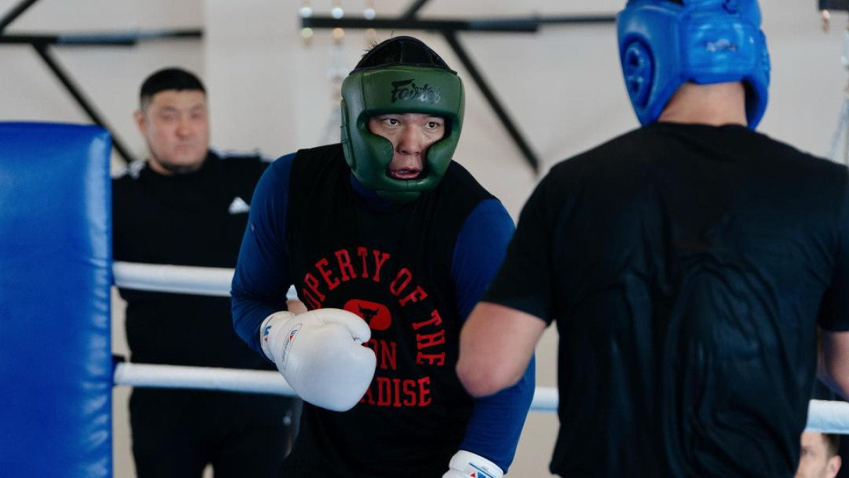 Казахстанские боксеры проводят тренировки перед лицензионным турниром в Италии