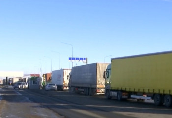 БҚО мен Ресей шекарасында жүк көліктерінің кептелісі ондаған шақырымға созылды