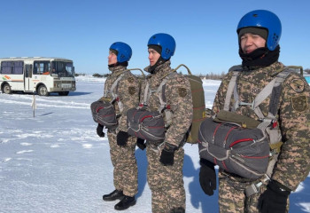 Свои первые прыжки с парашютом совершили курсанты – будущие летчики