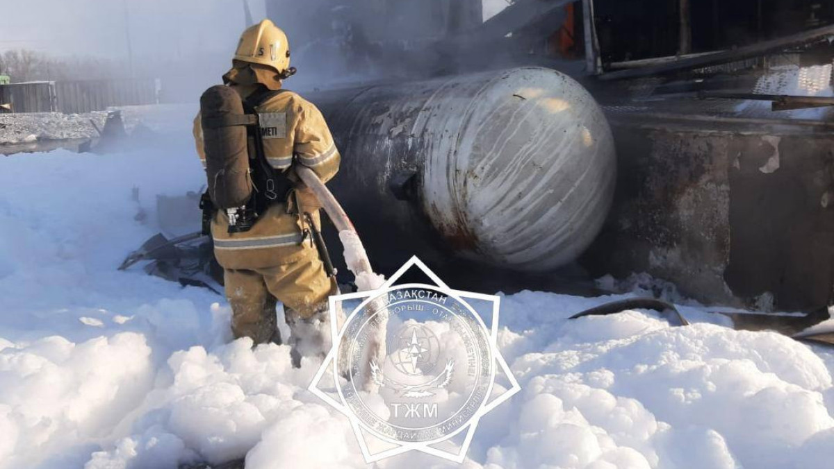 Карагандинские пожарные предотвратили взрыв цистерны с газом