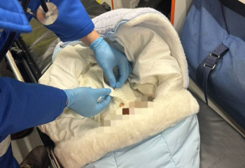 Малыша бросили в мороз у подъезда в Караганде