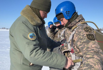 Болашақ ұшқыштар парашютпен секіру техникасын меңгерді