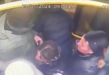 Әйел жүріп бара жатқан автобустан құлады: полиция түсініктеме берді