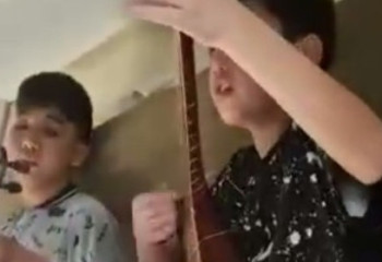 Юные домбристы сыграли в поезде и поразили пассажиров