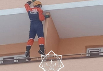 Двое малышей остались в запертой квартире в Таразе