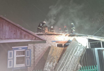 Өрт сөндірушілер Павлодарда жанып жатқан үйден ер адамды құтқарды