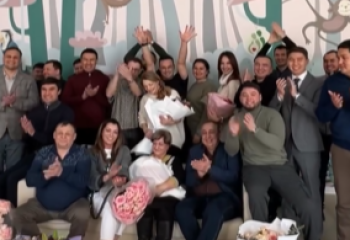 Илья Ильин жаңа туған қызын перзентханадан шығарып алды