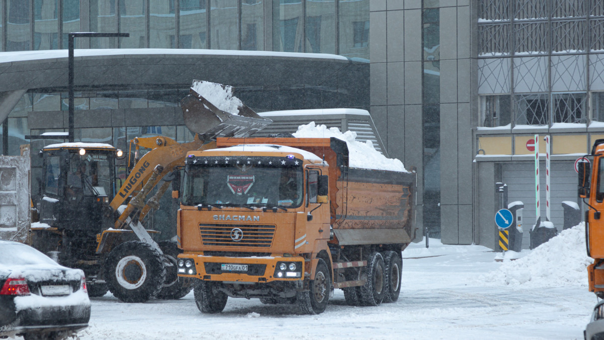 Астанада 2,3 мыңнан астам жол жұмысшысы қар тазалауға шықты