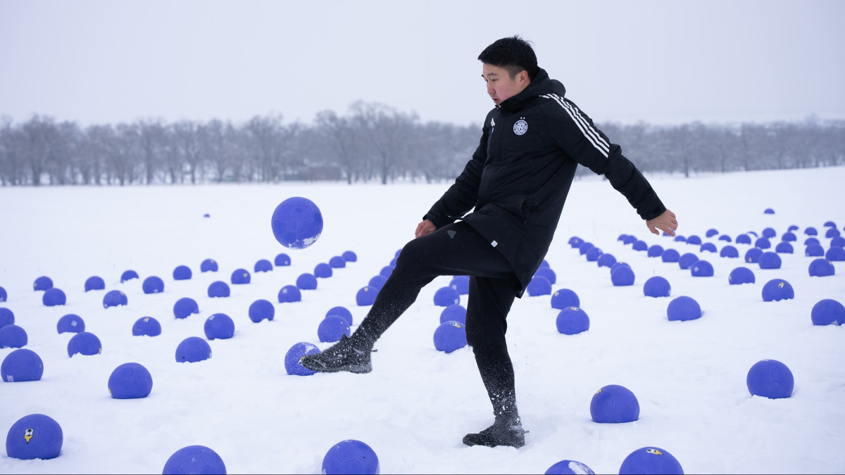 В Казахстане высадили поле из 1000 футбольных мячей