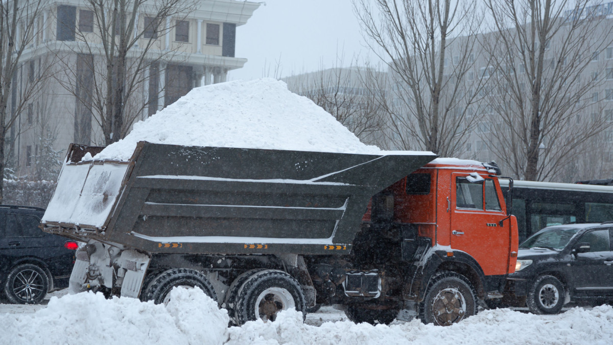 В Астане больше 2 тысяч дорожных рабочих вышли на уборку снега
