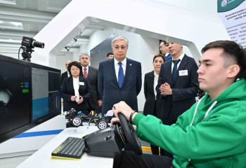 Тоқаевқа жол қозғалысын интеллектуалды тұрғыда ұйымдастыруға арналған үстел таныстырылды