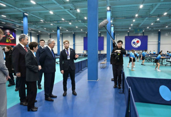 Президент Үстел теннисі орталығына автобус сыйлады