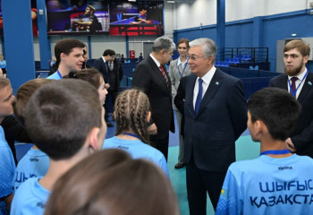 Токаев подарил Центру настольного тенниса в Усть-Каменогорске автобус