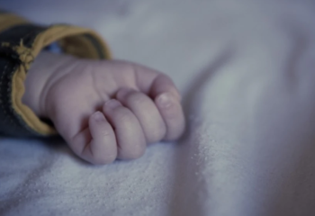 Жігітімен ұрысып қалған әйел 5 айлық баласын терезеден лақтырып жіберді