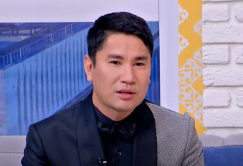 «Қалың малды маған берсін». Ұшақта бортсерікке қол көтерген әнші тағы да желіні шулатты