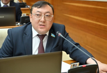 Медицинадағы қара жұмыс: Науқастарға күні-түні қарайтын қызметкерлердің айлығы қашан көбейеді